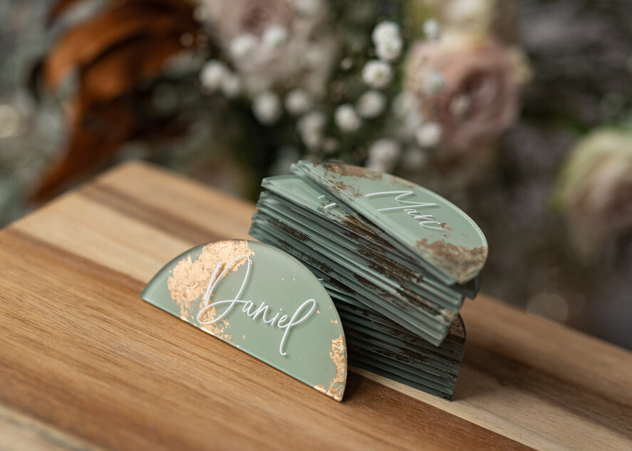 Winietki glamour szałwiowe eleganckie winietki ślubne, złote wizytówki dla gosci weselnych, miętowe winietki z pleksy malowane farbą , winietki na stół weselny, 3