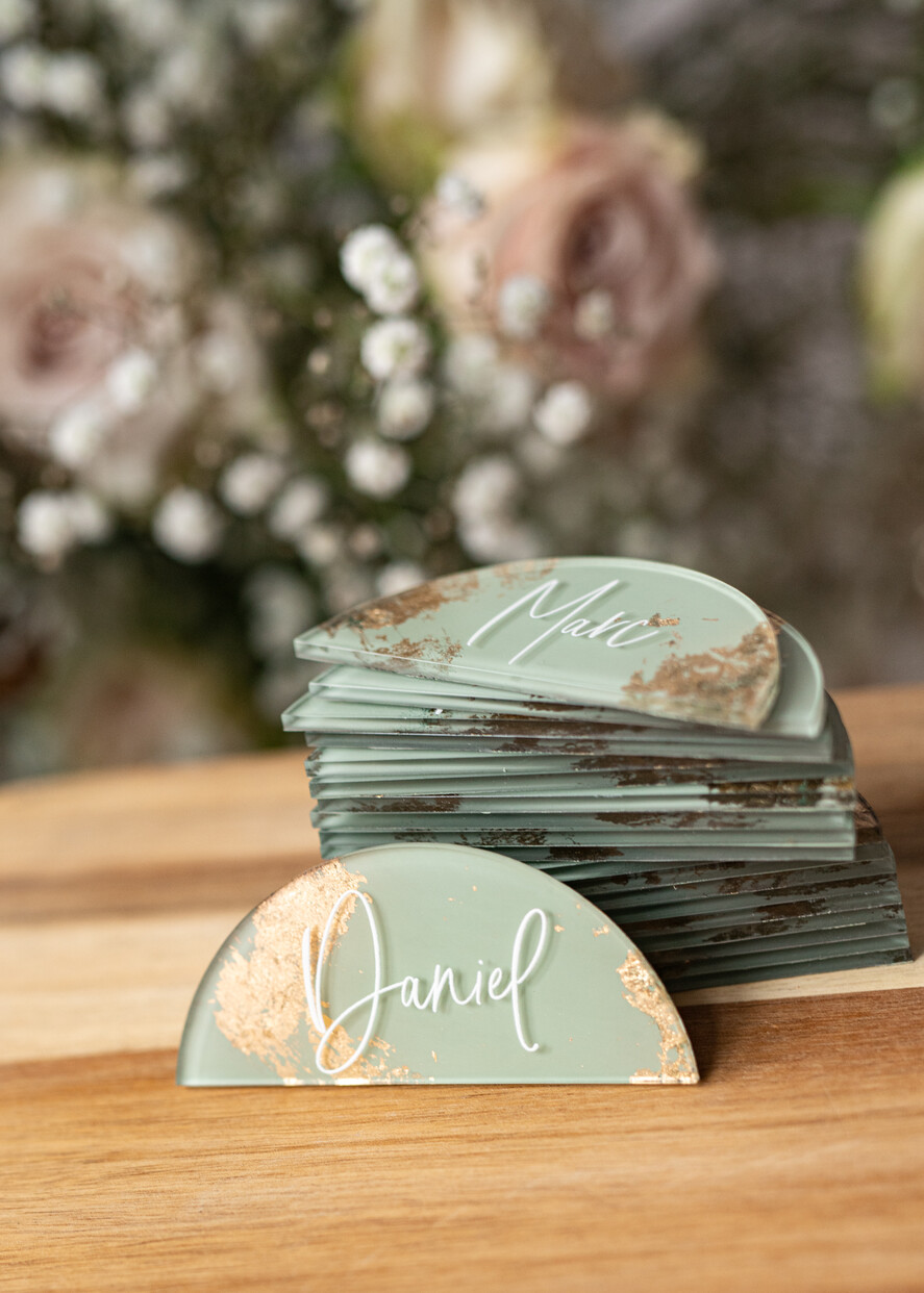 Winietki glamour szałwiowe eleganckie winietki ślubne, złote wizytówki dla gosci weselnych, miętowe winietki z pleksy malowane farbą , winietki na stół weselny, 8