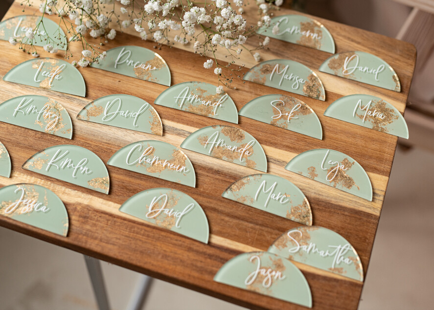 Winietki glamour szałwiowe eleganckie winietki ślubne, złote wizytówki dla gosci weselnych, miętowe winietki z pleksy malowane farbą , winietki na stół weselny, 1