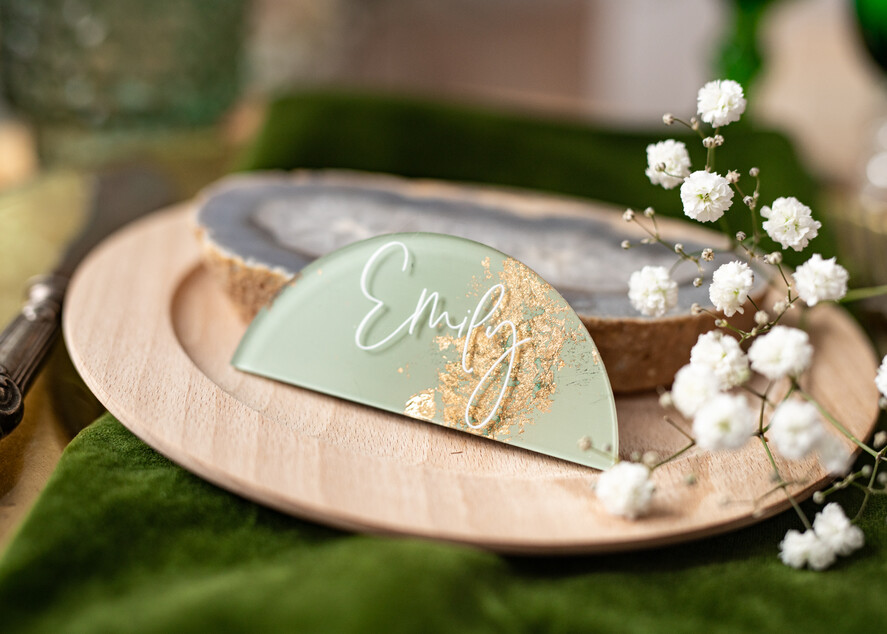 Winietki glamour szałwiowe eleganckie winietki ślubne, złote wizytówki dla gosci weselnych, miętowe winietki z pleksy malowane farbą , winietki na stół weselny, 6