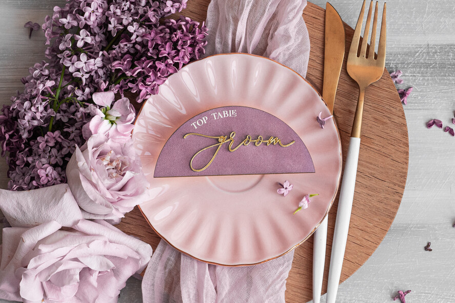 Winietki glamour welurowe winietki na stół weselny, eleganckie winietki ecru ze złotymi napisami, delikatne winietki ślubne z weluru, lawendowe winietki ślubne1