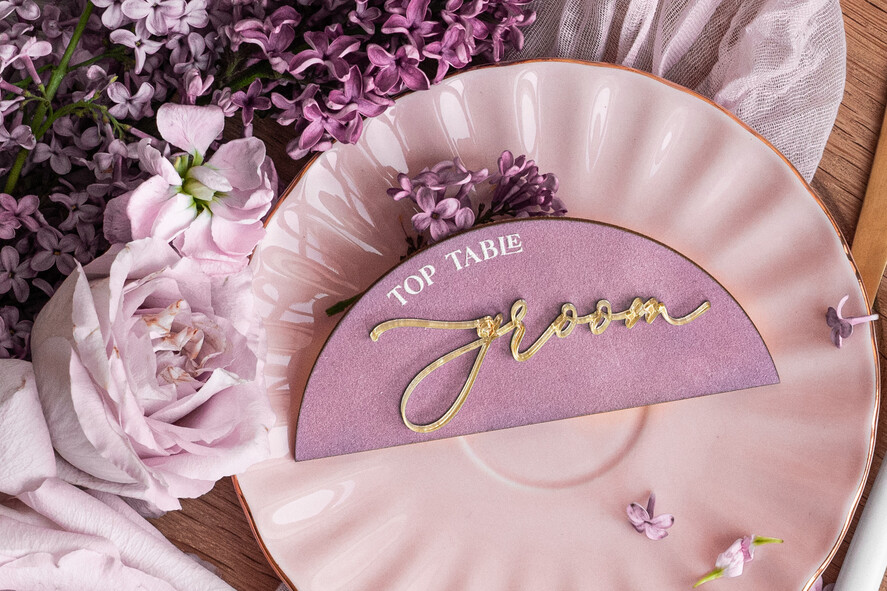 Winietki glamour welurowe winietki na stół weselny, eleganckie winietki ecru ze złotymi napisami, delikatne winietki ślubne z weluru, lawendowe winietki ślubne2