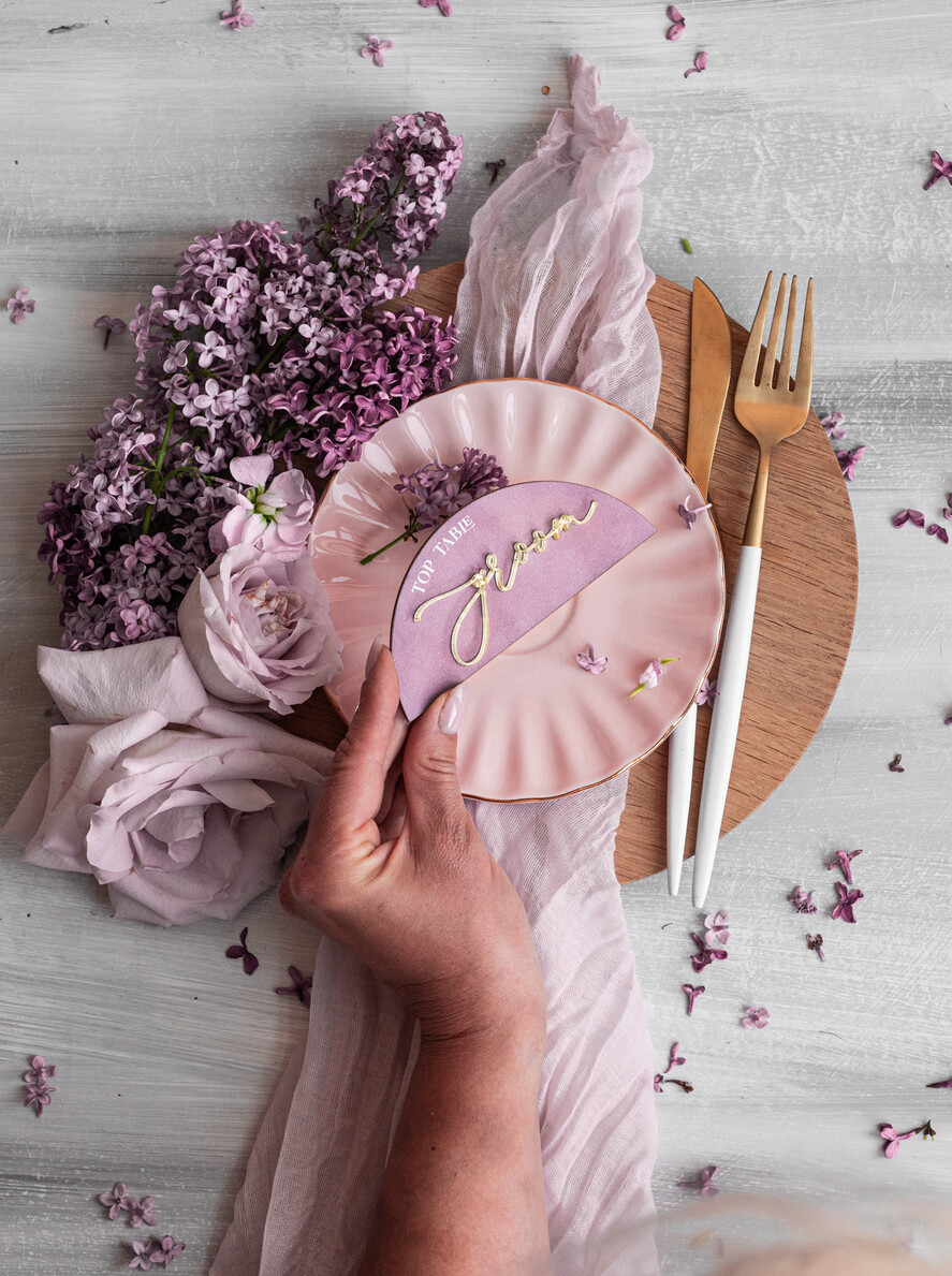 Winietki glamour welurowe winietki na stół weselny, eleganckie winietki ecru ze złotymi napisami, delikatne winietki ślubne z weluru, lawendowe winietki ślubne3