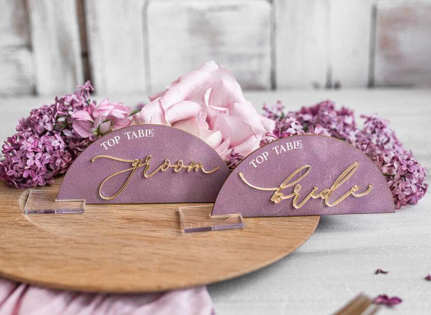 Winietki glamour welurowe winietki na stół weselny, eleganckie winietki ecru ze złotymi napisami, delikatne winietki ślubne z weluru, lawendowe winietki ślubne5