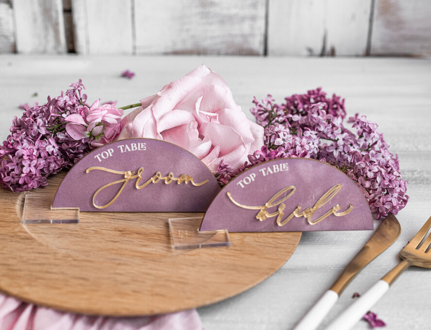 Winietki glamour welurowe winietki na stół weselny, eleganckie winietki ecru ze złotymi napisami, delikatne winietki ślubne z weluru, lawendowe winietki ślubne4