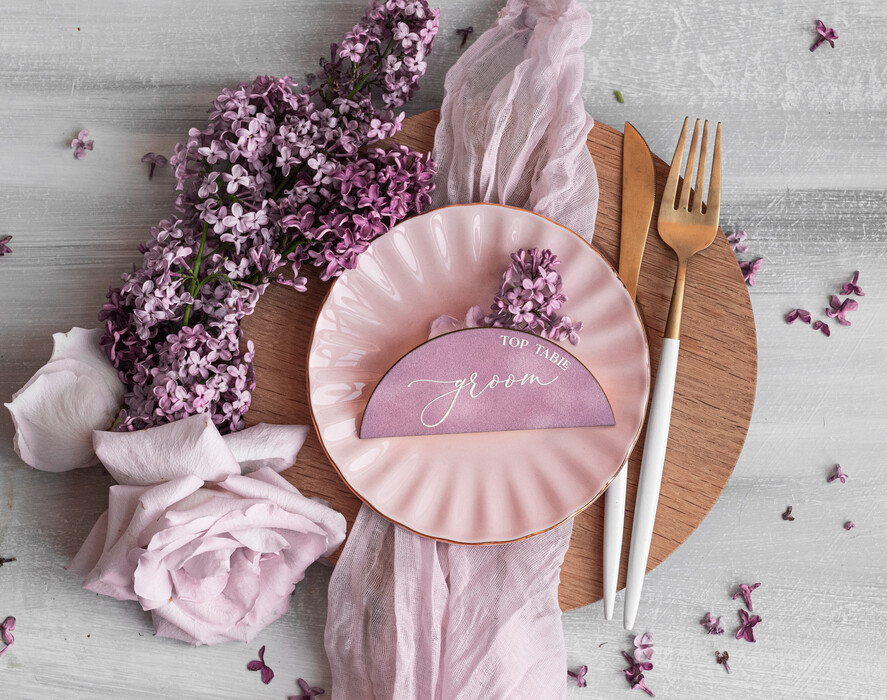 Winietki glamour welurowe winietki na stół weselny, eleganckie winietki ecru ze złotymi napisami, delikatne winietki ślubne z weluru, lawendowe winietki ślubne2