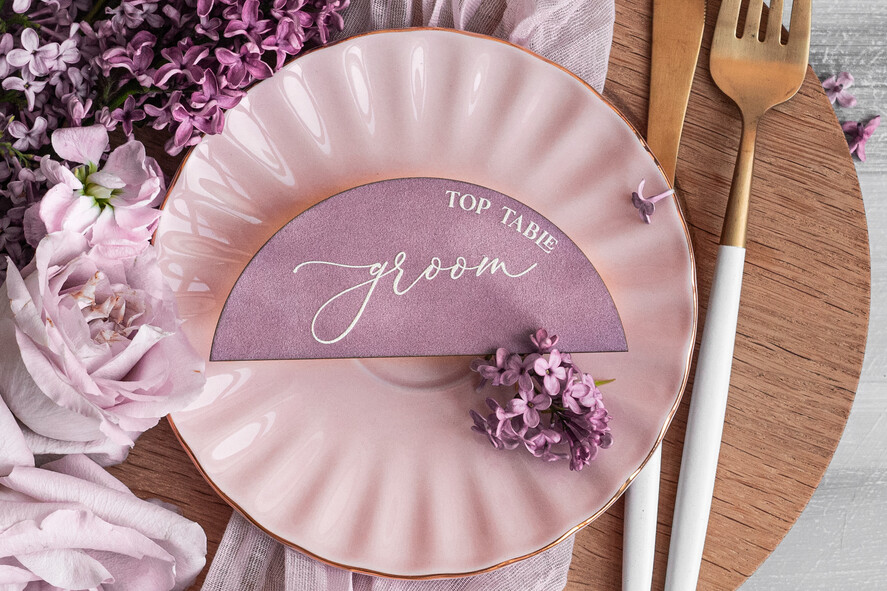 Winietki glamour welurowe winietki na stół weselny, eleganckie winietki ecru ze złotymi napisami, delikatne winietki ślubne z weluru, lawendowe winietki ślubne0