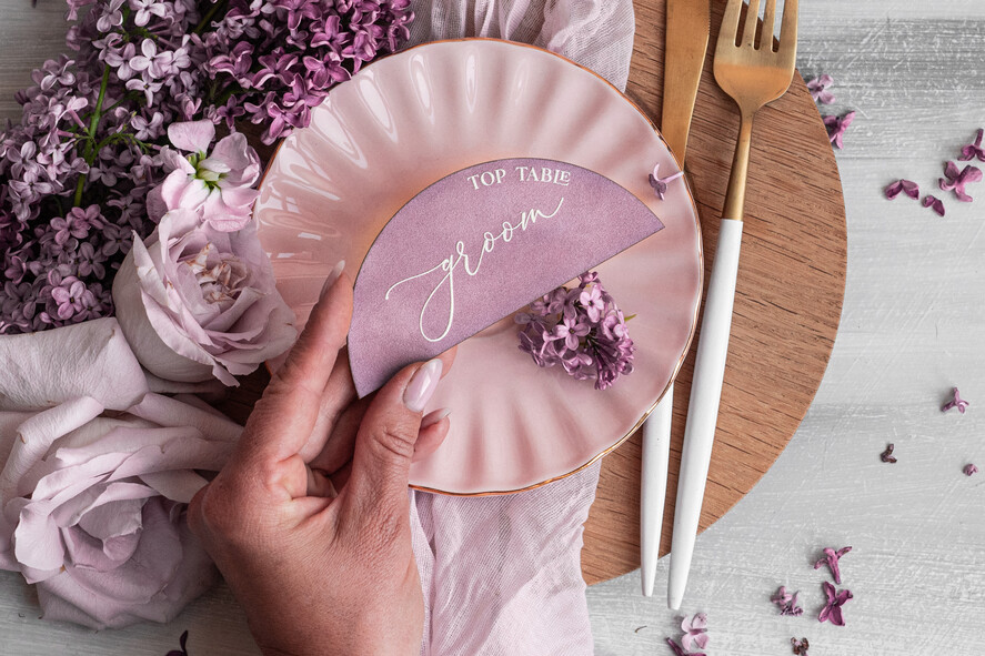 Winietki glamour welurowe winietki na stół weselny, eleganckie winietki ecru ze złotymi napisami, delikatne winietki ślubne z weluru, lawendowe winietki ślubne1