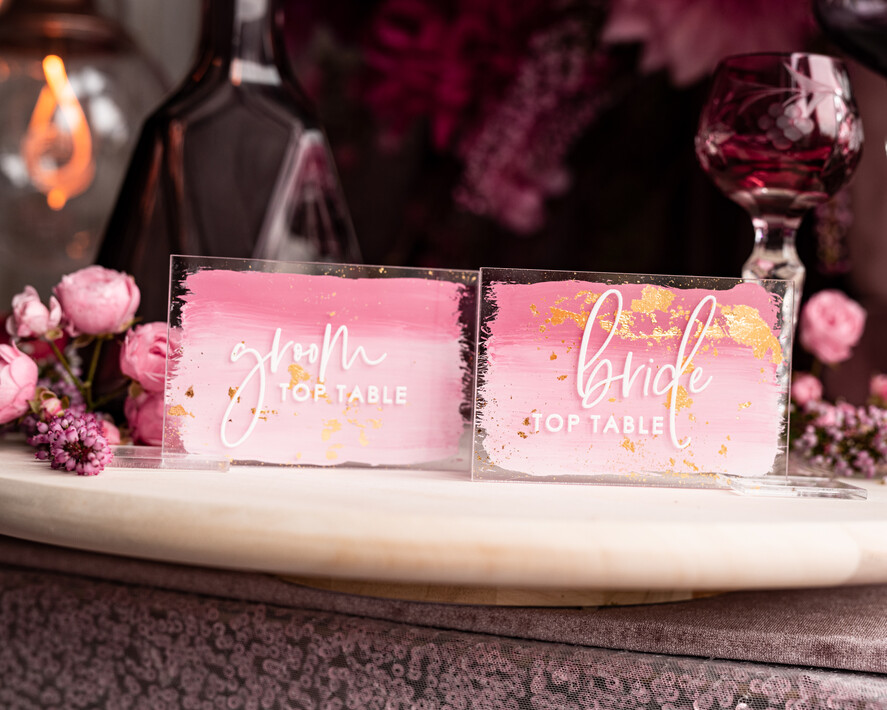 Winietki glamour eleganckie winietki ślubne, złote wizytówki dla gosci weselnych, winietki z pleksy malowane farbą w odcieniu różu, winietki na stół weselny9