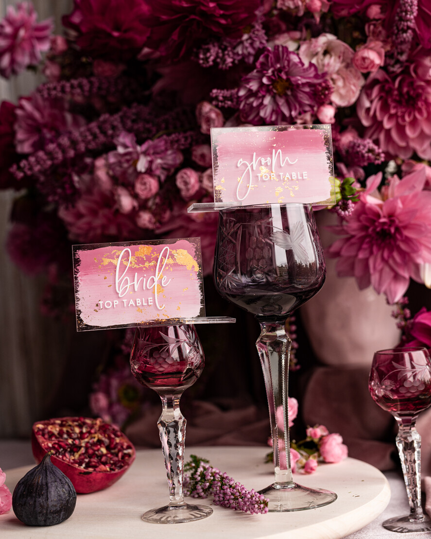 Winietki glamour eleganckie winietki ślubne, złote wizytówki dla gosci weselnych, winietki z pleksy malowane farbą w odcieniu różu, winietki na stół weselny4