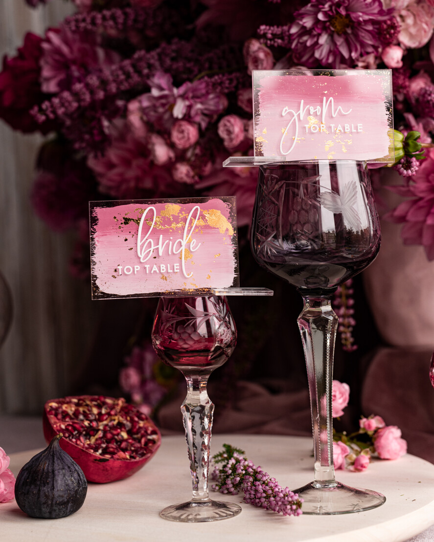 Winietki glamour eleganckie winietki ślubne, złote wizytówki dla gosci weselnych, winietki z pleksy malowane farbą w odcieniu różu, winietki na stół weselny3