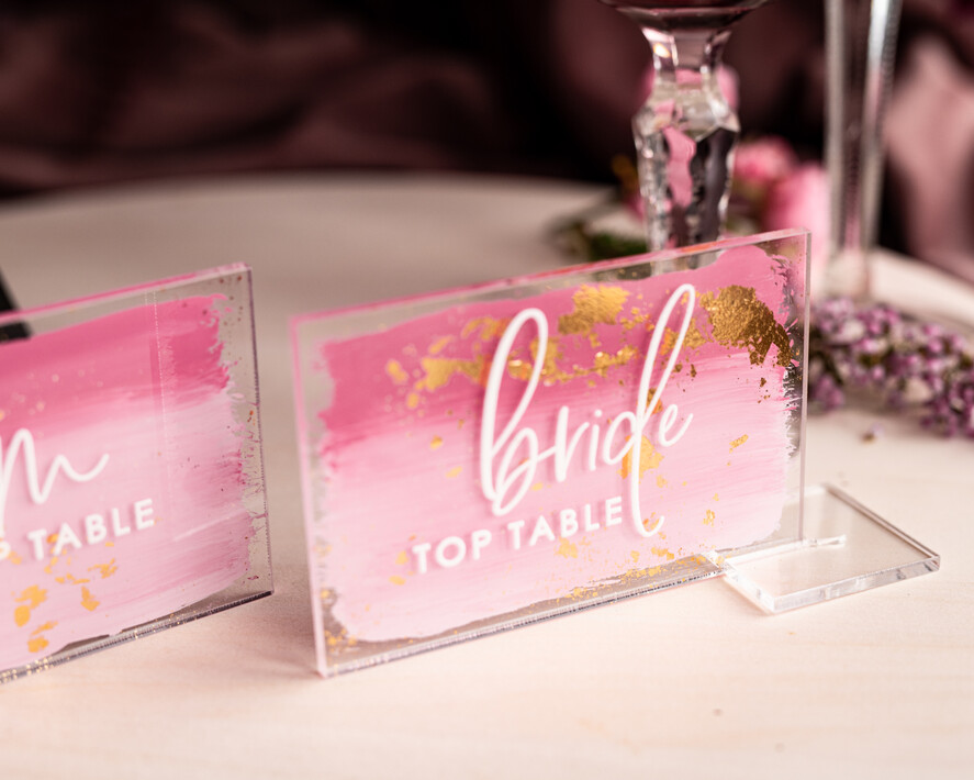 Winietki glamour eleganckie winietki ślubne, złote wizytówki dla gosci weselnych, winietki z pleksy malowane farbą w odcieniu różu, winietki na stół weselny8