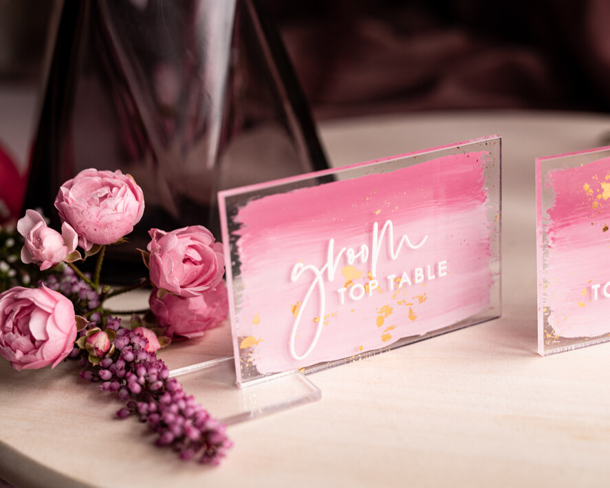 Winietki glamour eleganckie winietki ślubne, złote wizytówki dla gosci weselnych, winietki z pleksy malowane farbą w odcieniu różu, winietki na stół weselny7