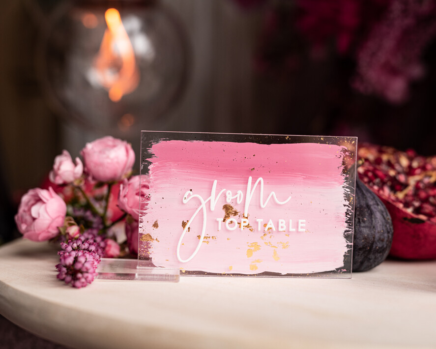 Winietki glamour eleganckie winietki ślubne, złote wizytówki dla gosci weselnych, winietki z pleksy malowane farbą w odcieniu różu, winietki na stół weselny1