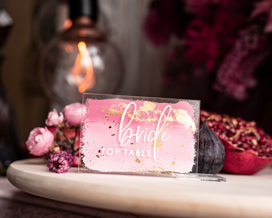 Winietki glamour eleganckie winietki ślubne, złote wizytówki dla gosci weselnych, winietki z pleksy malowane farbą w odcieniu różu, winietki na stół weselny5