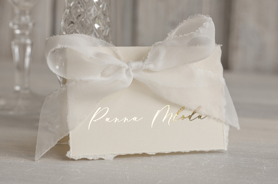 Winietki glamour ślubne winietki na stół weselny, złote lub srebrne napisy, winietki z jedwabną wstążką, darte winietki na stół weselny, wydzierane złote winietki ślubne0