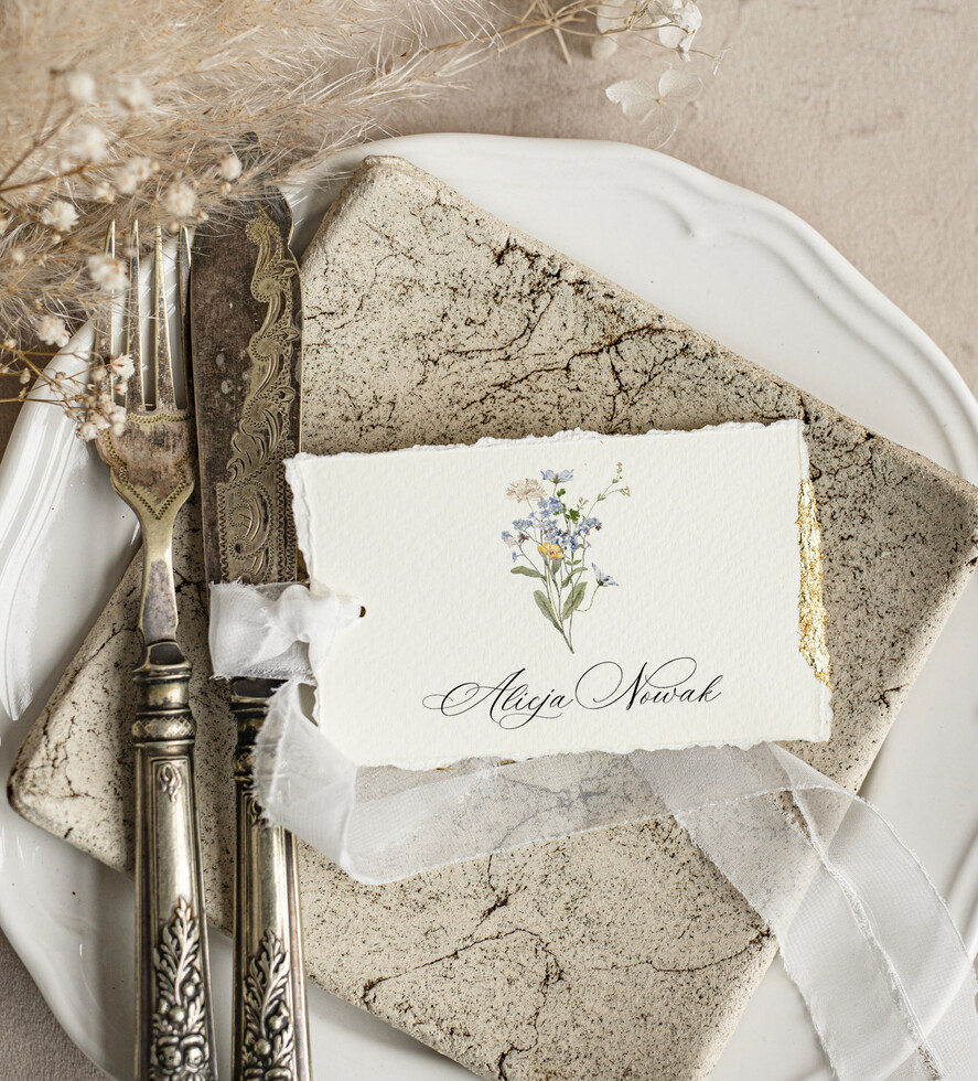 Winietki glamour złote eleganckie winietki na stół weselny wizytówki ślubne, winietki z płatkami złota, darte winietki ze złotem na stoły weselne, elegancka winietka na stół we1