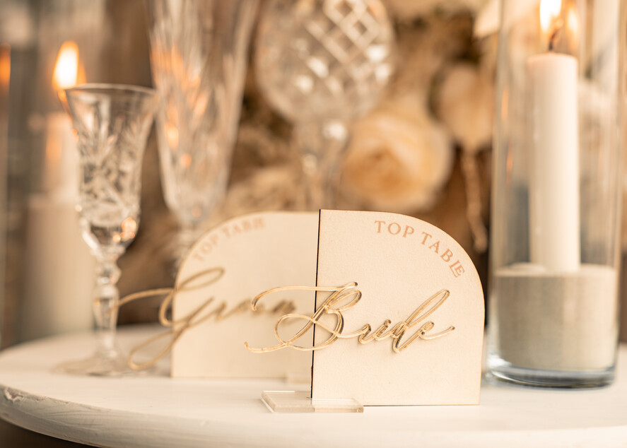 Winietki glamour welurowe winietki na stół weselny, eleganckie winietki ecru ze złotymi napisami, delikatne winietki ślubne z weluru4