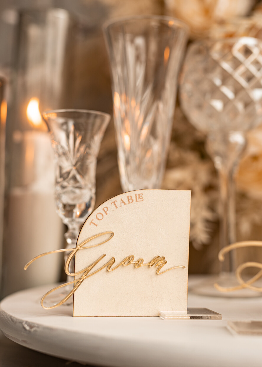 Winietki glamour welurowe winietki na stół weselny, eleganckie winietki ecru ze złotymi napisami, delikatne winietki ślubne z weluru5