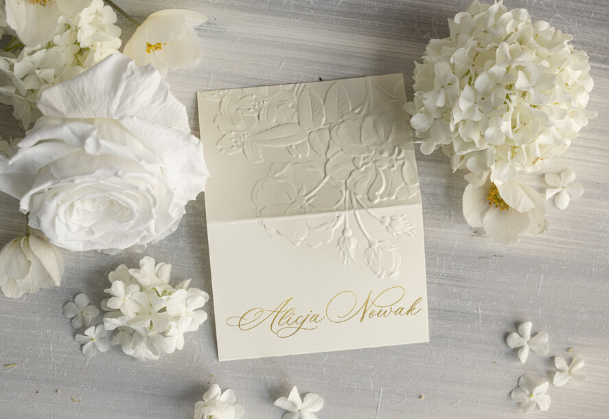 Winietki glamour ozdobne winietki na ślub wizytówki dla gości weselnych, eleganckie winietki z tłoczonymi kwiatami, tłoczone kwiaty na winietkach ślubnych2