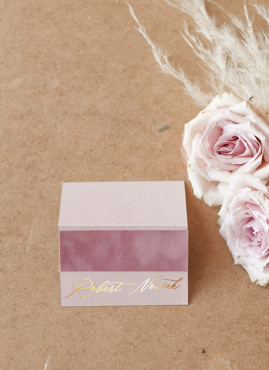 Winietki glamour winietki ślubne wizytówki na stół weselny złote glamour, winietki na stół weselny z welurem, pudrowe różowe winietki ślubne  0