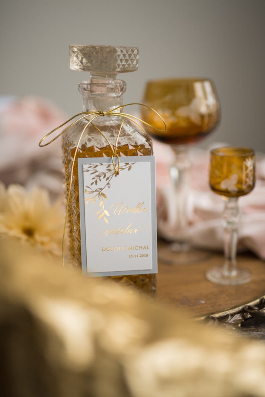 Zawieszki na butelki glamour zawieszki na nalewki weselne, złote ze śmieszną treścią1