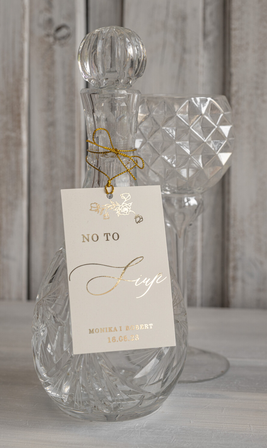 Zawieszki na butelki glamour zawieszki na butelki weselne, zawieszki glamour z waszą treścią, złote zawieszki ze ślubnymi wierszykami, złote litery na zawieszkach 1
