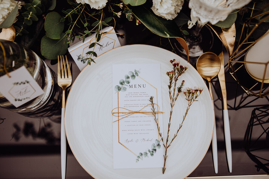 Menu glamour menu weselne geometryczne z elementami złota idealne na wesele w plenerze0