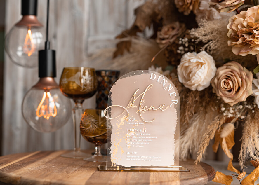 Menu glamour nowoczesna forma karty dań na weselu, akrylowe menu weselne, stojąca karta dań, menu weselne w stylu glamour, złote menu weselne 1