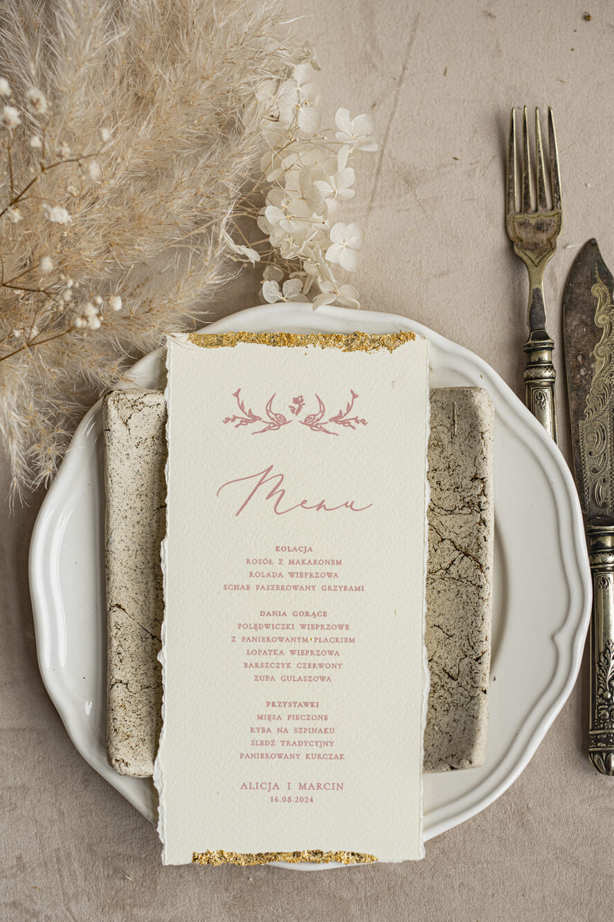Menu glamour złota karta dań weselnych, menu weselne z dartymi brzegami i płatkami złota, karta podawania dań na weselu ze złotem 2