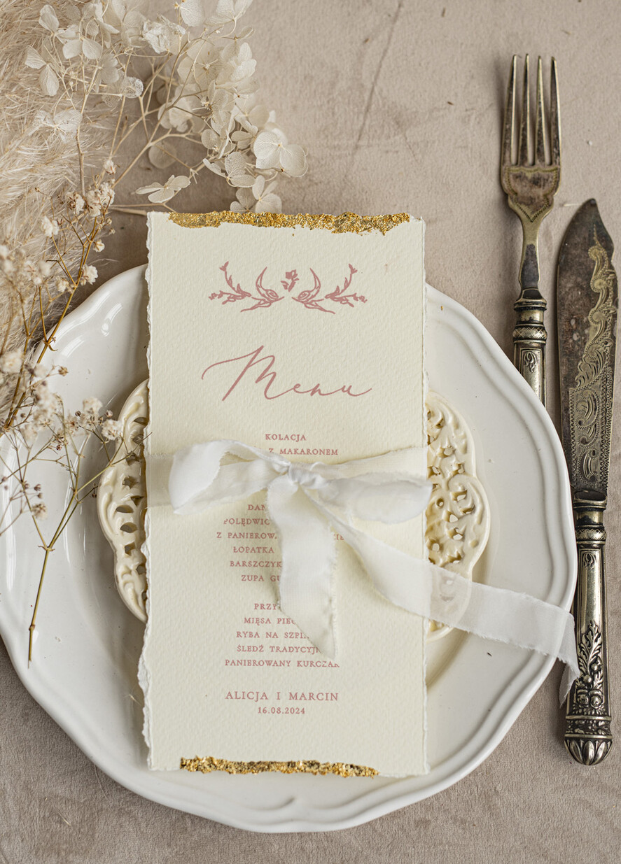 Menu glamour złota karta dań weselnych, menu weselne z dartymi brzegami i płatkami złota, karta podawania dań na weselu ze złotem 1