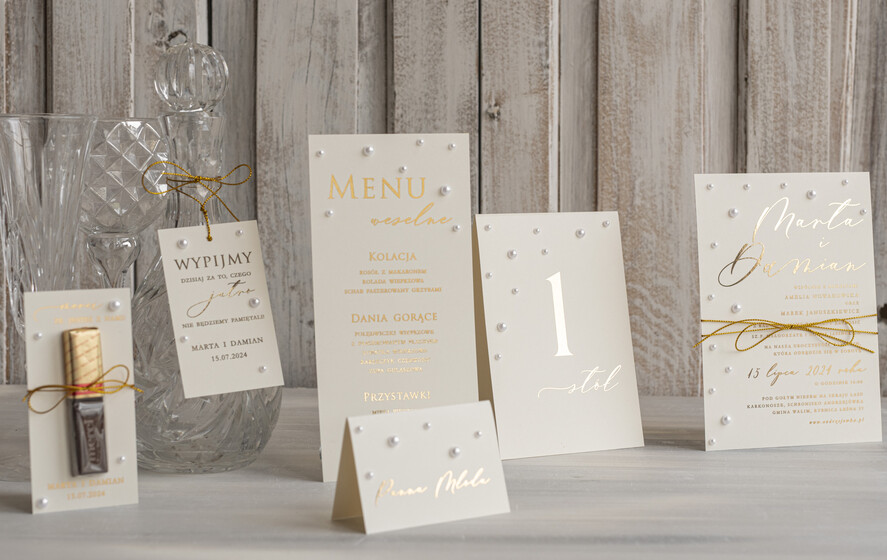 Menu glamour ślubne menu z planem podawania dań wesenych, wesele glamour złote litery, złote menu z perełkami, ozdoba stołu weselnego8