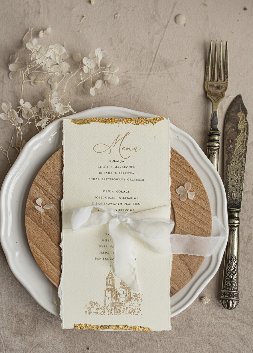 Menu glamour złota karta dań weselnych, menu weselne z dartymi brzegami i płatkami złota, karta podawania dań na weselu ze złotem 3