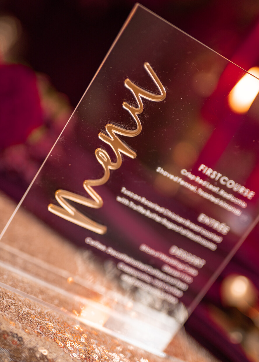 Menu glamour nowoczesna forma karty dań na weselu, akrylowe menu weselne, stojąca karta dań, menu weselne w stylu glamour 0