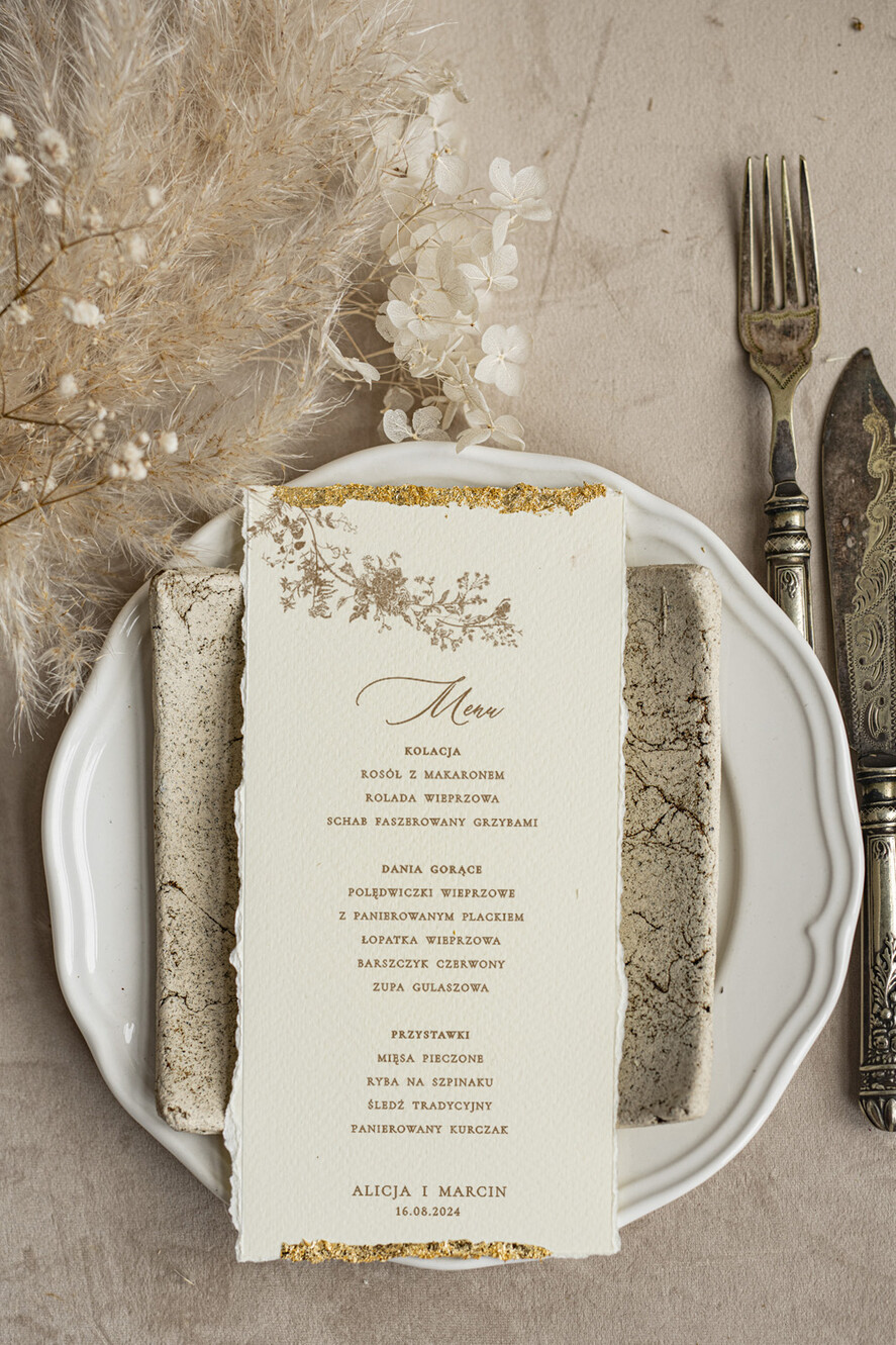 Menu glamour darte menu weselne, karta dań zdobiona płatkami złota, menu na stoły weselne ozdobione złotem, złote menu ślubne1