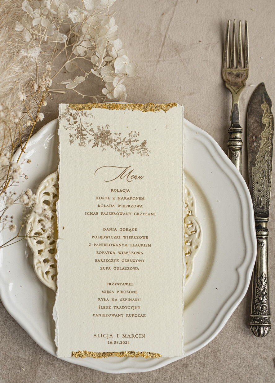 Menu glamour darte menu weselne, karta dań zdobiona płatkami złota, menu na stoły weselne ozdobione złotem, złote menu ślubne2