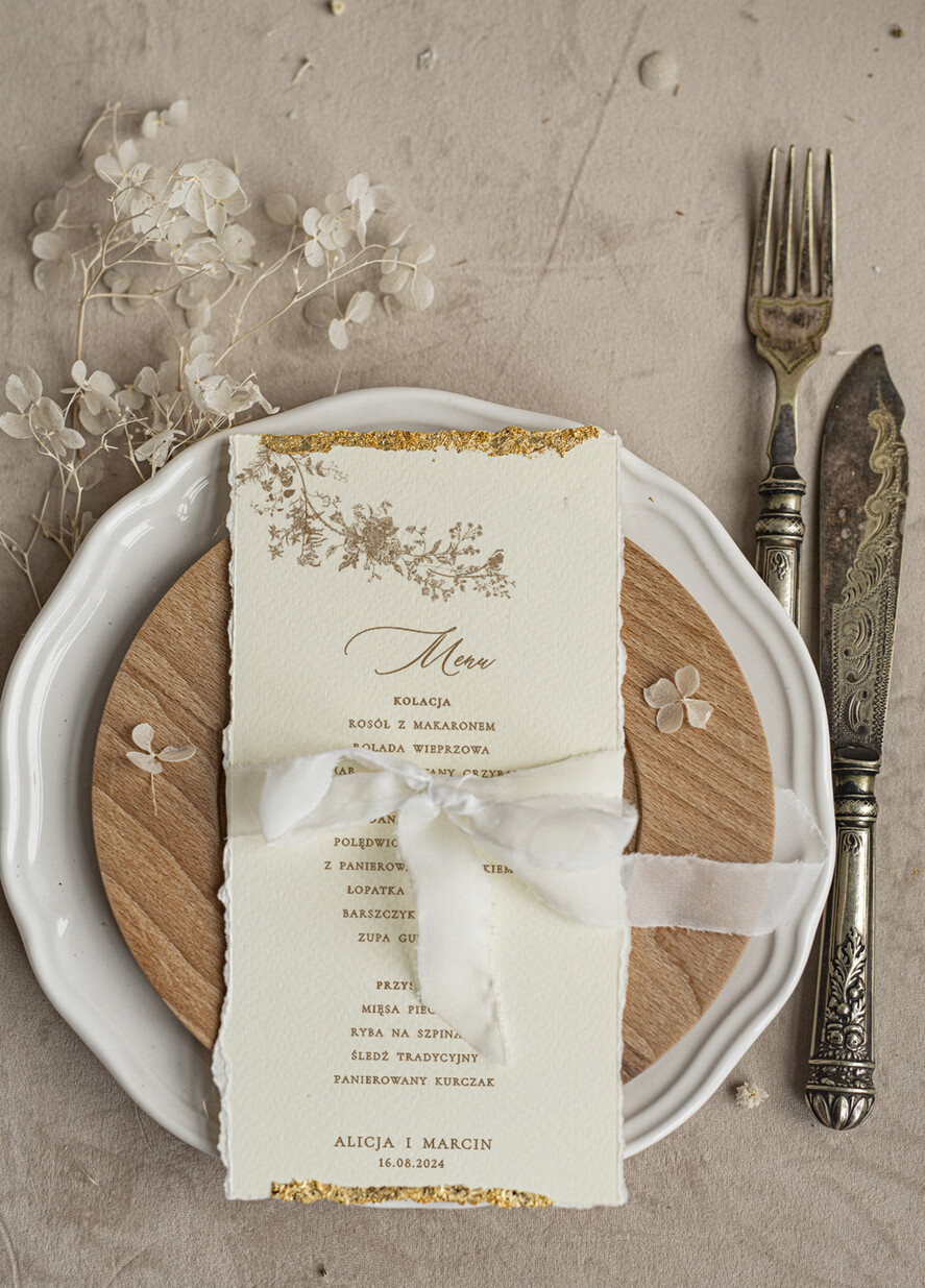 Menu glamour darte menu weselne, karta dań zdobiona płatkami złota, menu na stoły weselne ozdobione złotem, złote menu ślubne3