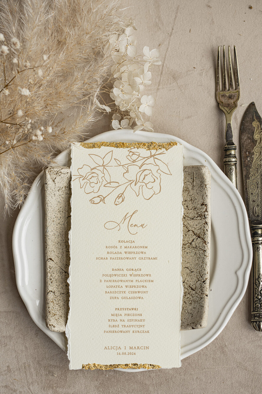 Menu glamour darte menu weselne, karta dań zdobiona płatkami złota, menu na stoły weselne ozdobione złotem, złote menu ślubne2