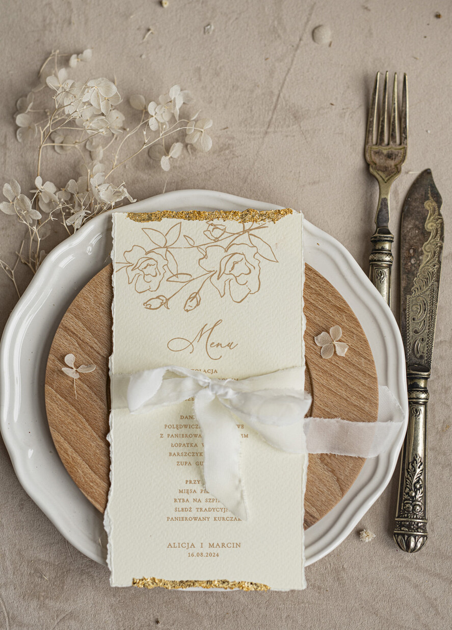 Menu glamour darte menu weselne, karta dań zdobiona płatkami złota, menu na stoły weselne ozdobione złotem, złote menu ślubne3