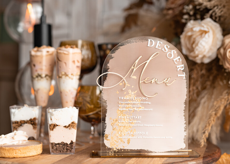Menu glamour elegancka forma karty deserów na weselu, akrylowe menu weselne, stojąca karta deserów, menu weselne w stylu glamour, złote menu weselne0