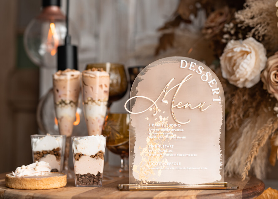 Menu glamour elegancka forma karty deserów na weselu, akrylowe menu weselne, stojąca karta deserów, menu weselne w stylu glamour, złote menu weselne2