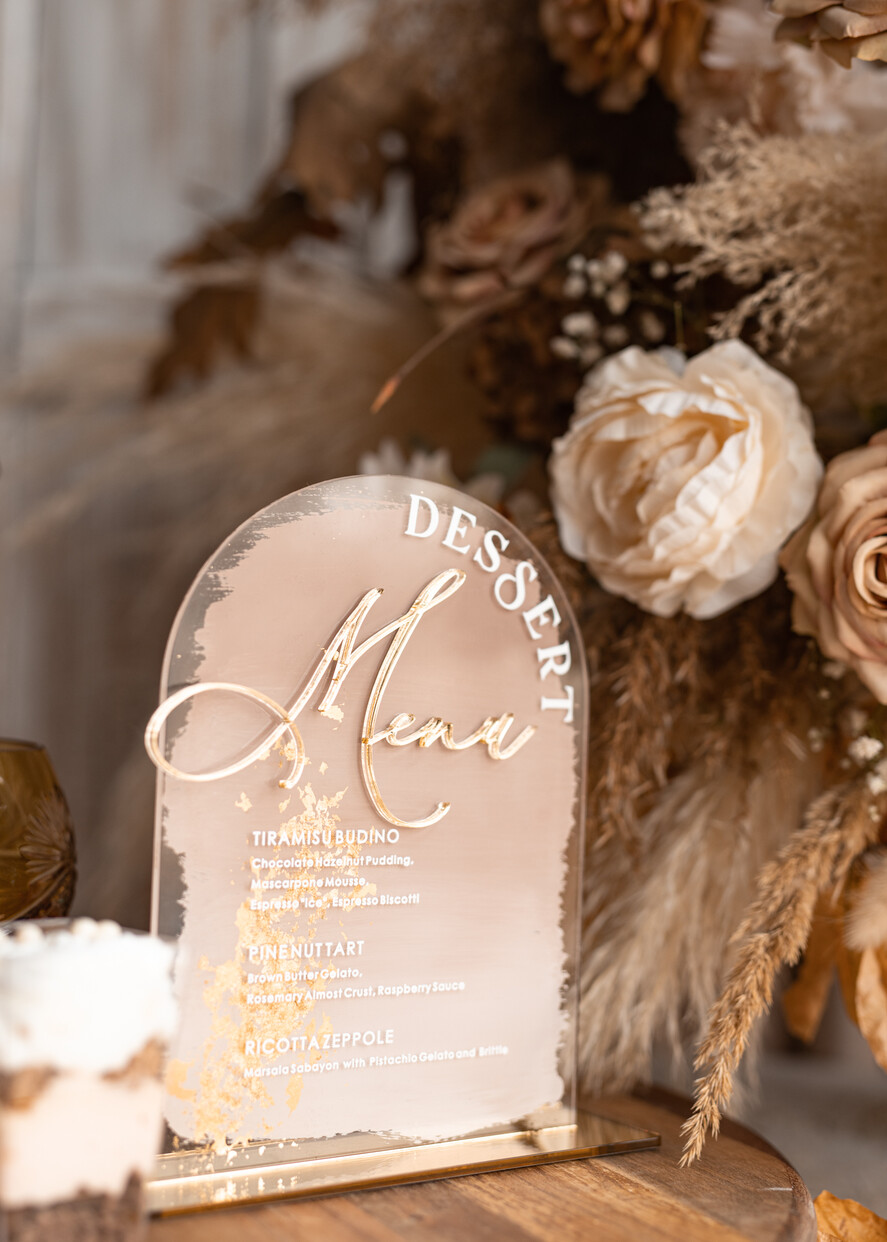 Menu glamour elegancka forma karty deserów na weselu, akrylowe menu weselne, stojąca karta deserów, menu weselne w stylu glamour, złote menu weselne6