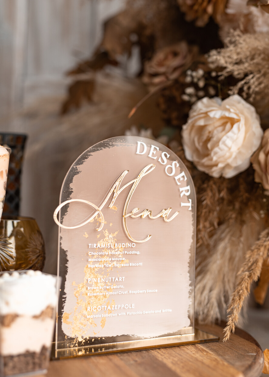 Menu glamour elegancka forma karty deserów na weselu, akrylowe menu weselne, stojąca karta deserów, menu weselne w stylu glamour, złote menu weselne5