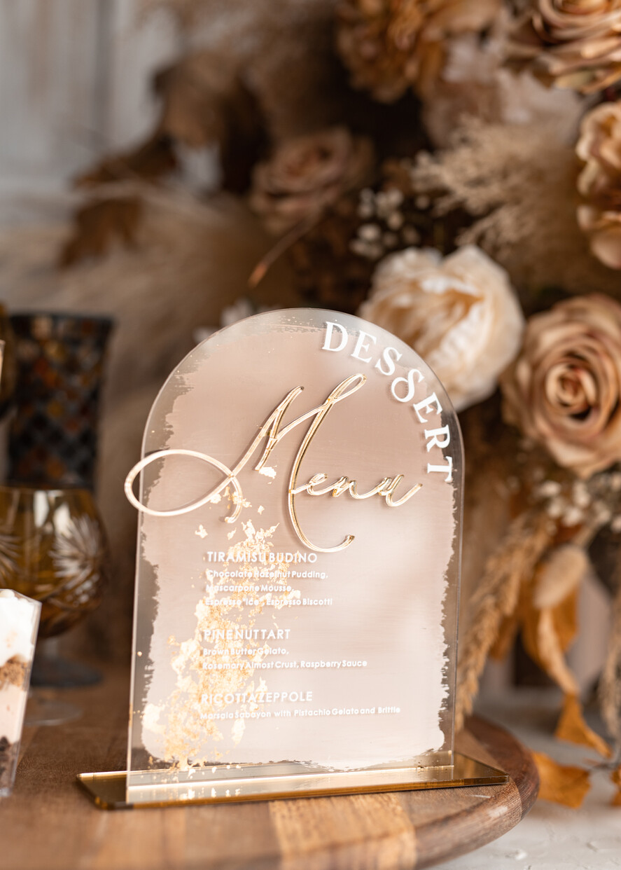 Menu glamour elegancka forma karty deserów na weselu, akrylowe menu weselne, stojąca karta deserów, menu weselne w stylu glamour, złote menu weselne3