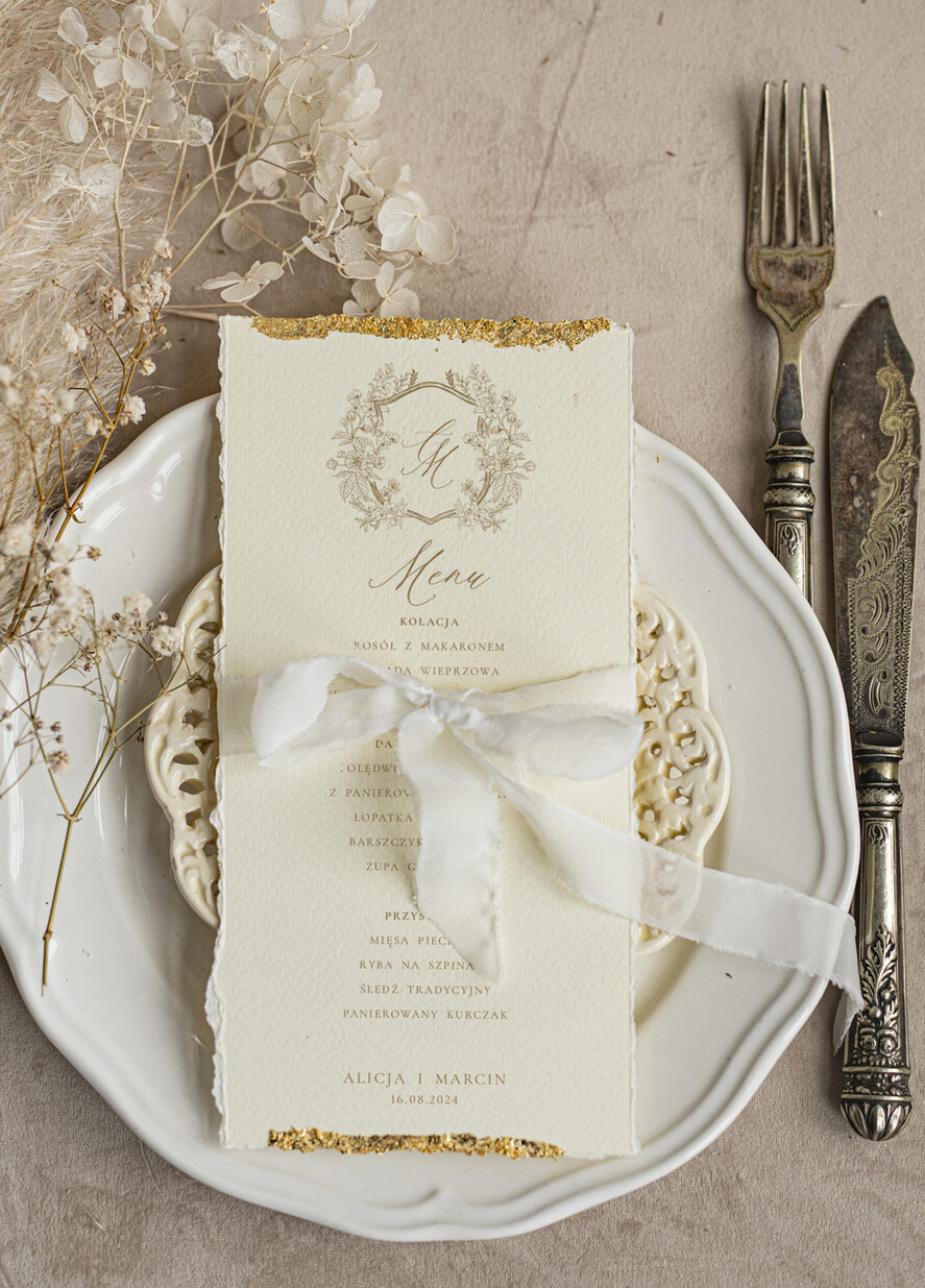 Menu glamour złota karta dań weselnych, menu weselne z dartymi brzegami i płatkami złota, karta podawania dań na weselu ze złotem 2