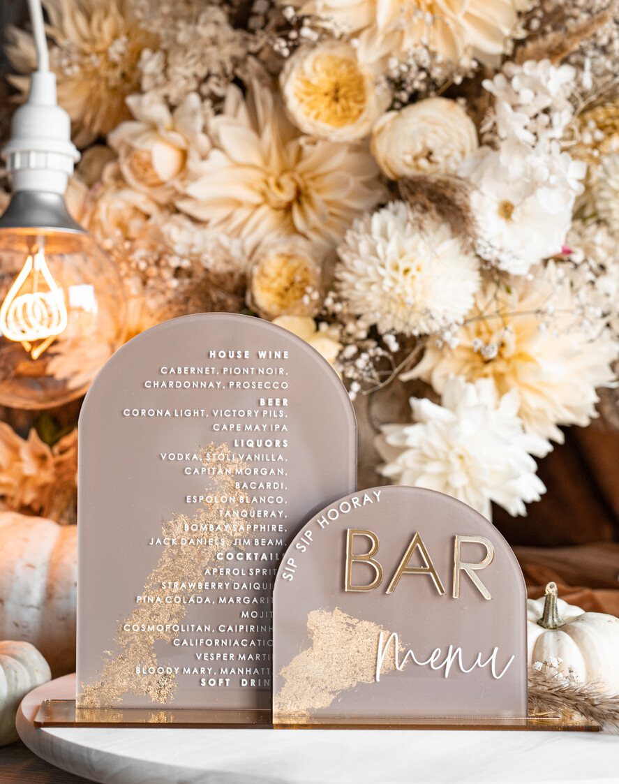 Menu glamour eleganckie menu weselne w beżowych kolorach, karta drinków z pleksy, weselne menu stołu szwedzkiego do postawienia na stole, złote menu na stół weselny, złota karta dań19