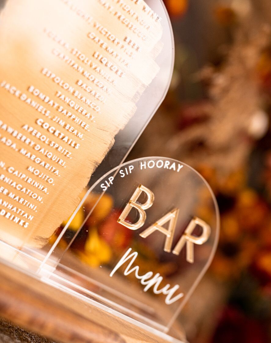 Menu glamour nowoczesna forma karty drinków na weselu, akrylowa karta drinków, stojąca karta drinków, złote napisy na stoły weselne 2