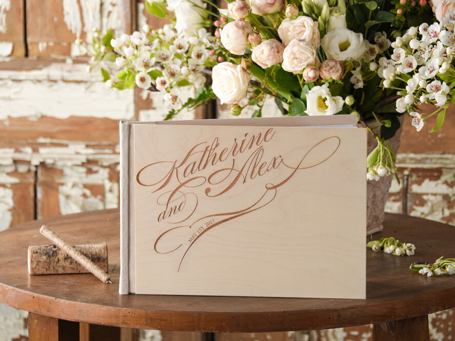 Księgi wpisów gości Drewniane  księga pamiątkowa na wesele i wpisy gosci weselnych, grawerowane drewno wasze imiona0