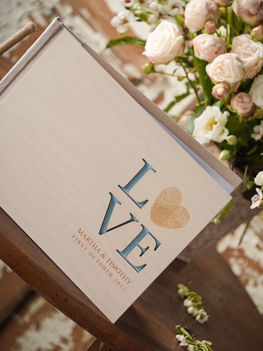 Księgi wpisów gości Drewniane  Love i serce pamiątkowa księga na wpisy gości weselnych grawerowane drewno wasze imiona  1