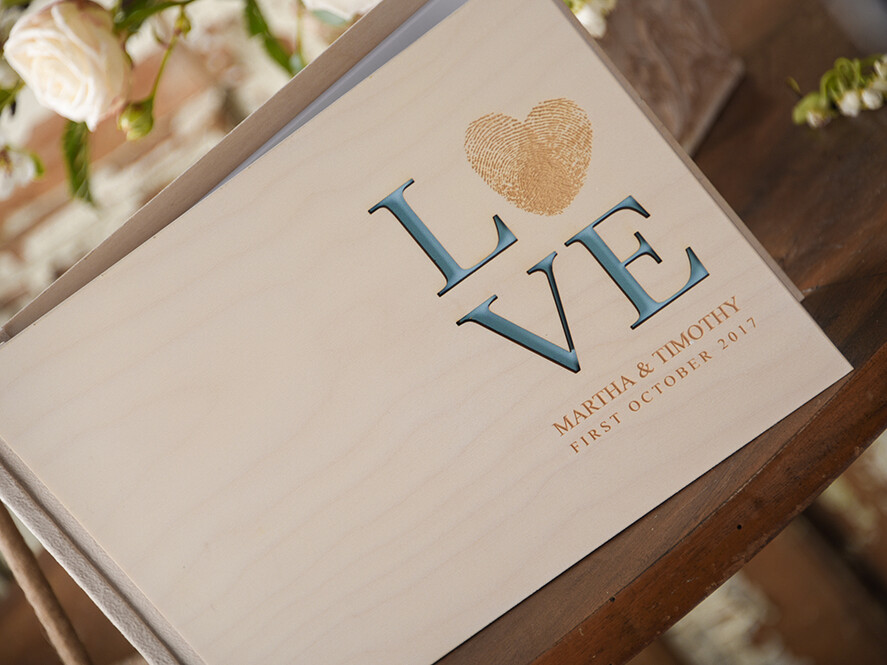Księgi wpisów gości Drewniane  Love i serce pamiątkowa księga na wpisy gości weselnych grawerowane drewno wasze imiona  2